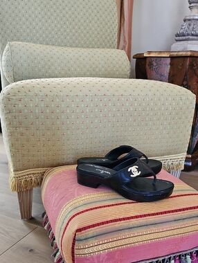 CHANEL Black Patent Thong Sandals with Silver CC Accent 37